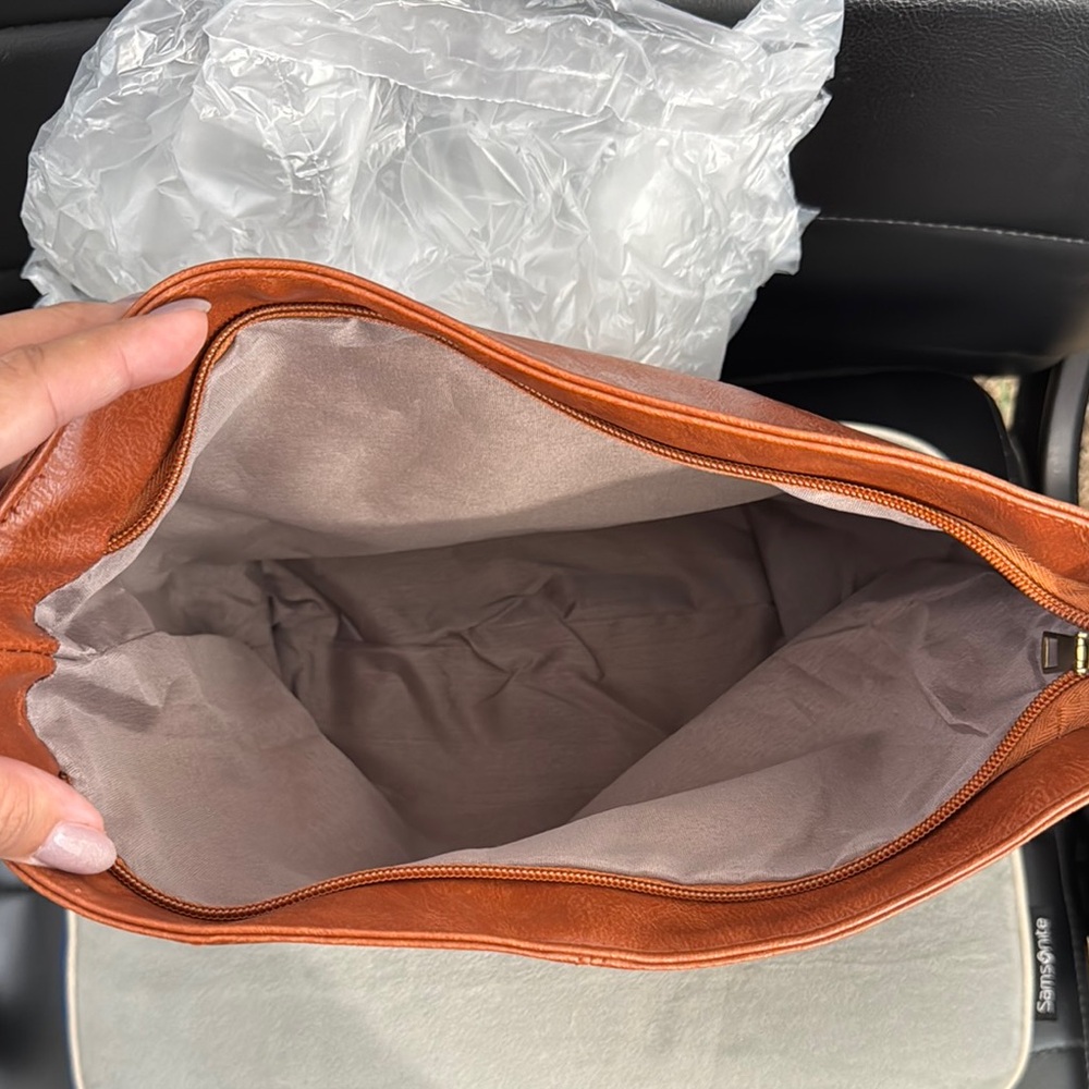 Elegant Brown Leather Shoulder Bag - Picture 6 of 6
